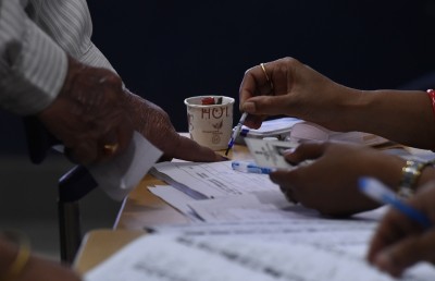 މަސް ދުވަހަށް ދެމިގެންދާ އިންޑިއާގެ އިންތިޚާބުގައި ވޯޓުލާން ފަށައިފި