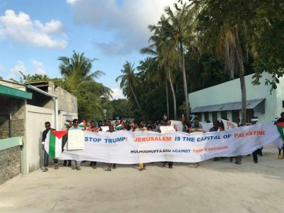 ޓްރަމްޕުގެ ނިންމުން އަނބުރާ ގެންދިޔުމަށް ގޮވާލައި ހުޅުދުއްފާރު ރައްޔިތުން އިހްތިޖާޖުކޮށްފި
