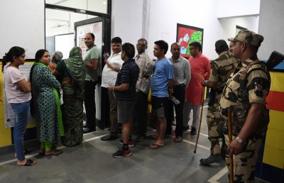 މަސް ދުވަހަށް ދެމިގެންދާ އިންޑިއާގެ އިންތިޚާބުގައި ވޯޓުލާން ފަށައިފި