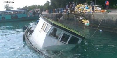 މާލެ އިން ފުރައިގެން ދިޔަ މުދާ އުފުލާ ދޯންޏެއް އަޑިއަށް ހިނގައްޖެ