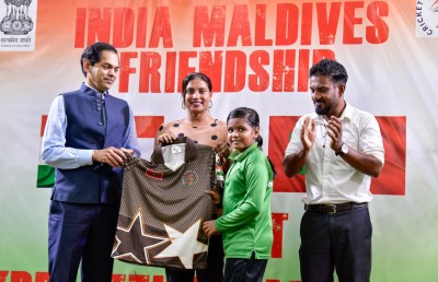 އިންޑިއާ އިން 1000 ކުދިންނަށް ކްރިކެޓް ޖާޒީ ހަދިޔާކޮށްފި