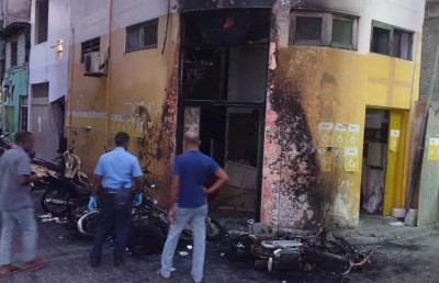 ވިލިނގިލީ ޕޮލިސް ސްޓޭޝަނުގައި ރޯވެ، ތިން ފުލުހަކަށް ފަރުވާ ދެނީ