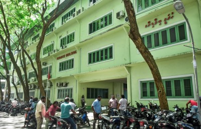 ހުރަވީ ބިލްޑިންގްގެ ޝީޓުން ބައެއް ވެއްޓި، ސައިކަލަކަށް ގެއްލުން ވެއްޖެ