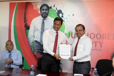 ކުރީގެ ހޯމް މިނިސްޓަރު އުމަރު ޖުމްހޫރީ ޕާޓީއަށް ސޮއިކުރައްވައިފި