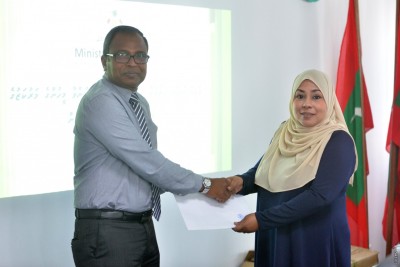 ހާއްސަ އެހީއަށް ބޭނުންވާ މީހުން ތިބޭ މަރުކަޒަށް އެވިޑުން ފޮތްތަކެއް ހަދިޔާކޮށްފި