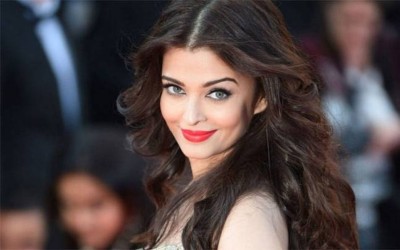 އައިޝްވާރްޔާ ދެން ކުޅޭނީ ޑަބަލް ރޯލެއް