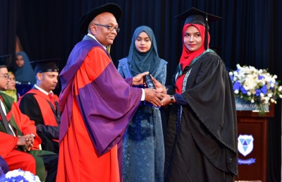 ވިލާ ކޮލެޖުން 300 އަށް ވުރެ ގިނަ ދަރިވަރުން ގްރެޖުއޭޓްވެއްޖެ، 51 ޕަސެންޓަކީ އަންހެނުން