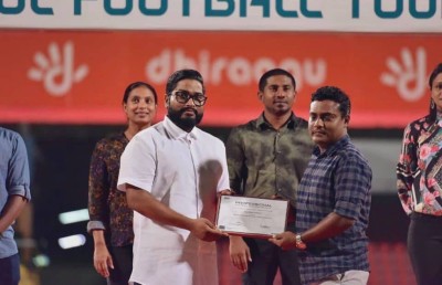 ޕްރޯ ލައިސަންސް ނެގި ފުރަތަމަ ކޯޗަކަށް ޝާޒް