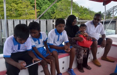 ފެހެންދޫ ދަރިވަރުން ސްކޫލަށް ދާން އުފުލާ ބުރަ ރައީސްގެ ސަމާލުކަމަށް ގެނެސްފި