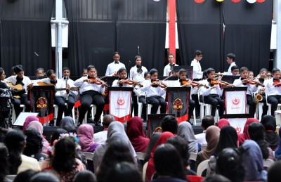އިސްކަންދަރަށް 58 އަހަރު: އޮކެސްޓްރާ ބޭންޑާއި ޑިޖިޓަލް ލައިބްރަރީ ތައާރަފްކޮށްފި