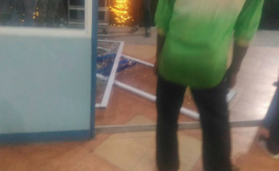 ފޯނާ ކުޅެމުންދިޔަ މީހަކު ވިލިމާލެ ފެރީ ޓާމިނަލުގެ ދޮރުގައި ޖެހި، ދޮރު ވެއްޓިއްޖެ