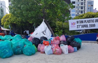 ޣިޔާސުއްދީނަށް 10 އަހަރު ފުރުން ފާހަގަކުރަން 10 ޓަނުގެ ޕްލާސްޓިކް ހޮވަނީ