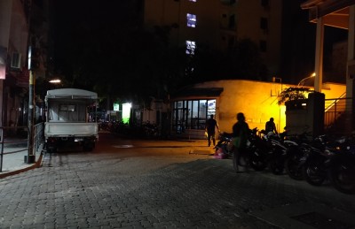 ބިދޭސީންތަކެއް މާރާމާރީ ހިންގައި ދެ މީހަކު ޒަޚަމް ކޮށްލައިފި