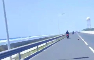 ބްރިޖުގައި ހެލްމެޓް ވިއްސައިގެން ގޮސް ފަހަތުގައި އިން މީހާ ސަލާމަތްވީ ކިރިޔާ!