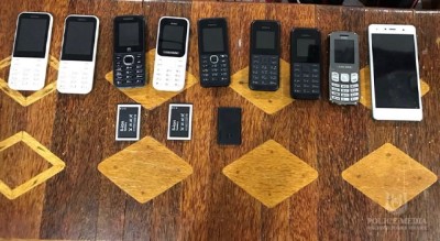 އައްސޭރި ޖަލަށް ފޯނުތަކެށް އެތެރެކުރަން އުޅޭކަން ފަޅާ އެރުމުން ފޯނުތައް އުކާލީ މޫދަށް