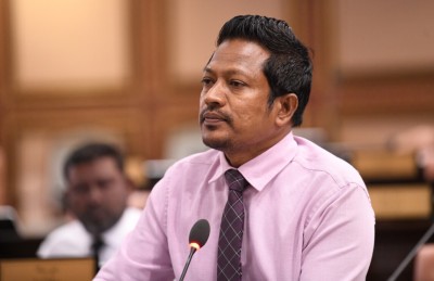 ޗެއާޕާސަން ހޮވުމުގެ އަރައިރުން މަޖިލީހުގައި ހޫނުވެއްޖެ!