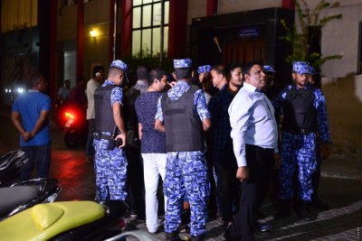 ސަންގެ ނޫސްވެރިއަކަށް ފުލުހުން މުގުރުބުރިން ހަމަލާދީފި