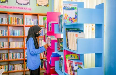 ކޮމިއުނިޓީ ފަންޑުގެ ދަށުން ހަނިމާދޫ ސްކޫލް ލައިބްރަރީ ތަރައްގީ ކޮށްފި