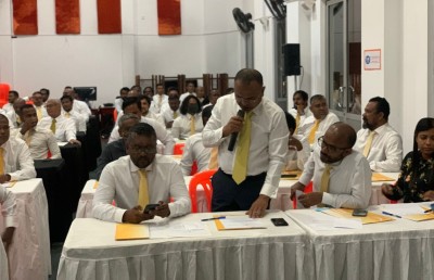 ފައްޔާޒަށް ދިން ބަހުގެ ހަމަލާތަކާ އެކު އެމްޑީޕީގެ ގައުމީ މަޖިލިސް ހޫނުވެއްޖެ