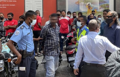 ކުޑަކުއްޖަކު ގޮވައިގެން ދިޔަ ސިފައިންގެ މީހަކަށް ލަކުޑިބުރިއަކުން ހަމަލާދީފި