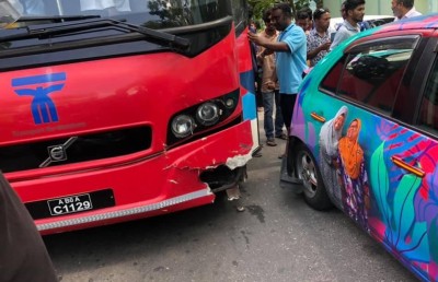 މިއަދު ވެސް އެކްސިޑެންޓް ހިނގީ ބަސް ޑްރައިވަރު ނިދިޖެހިގެން: ޕޮލިސް