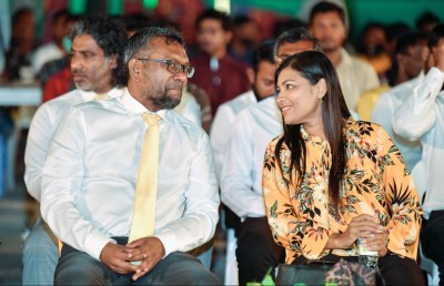 ނަޝީދުގެ ހުތުރު ރައްދެއް ފައްޔާޒާއި ރޮޒެއިނާ އަށް!