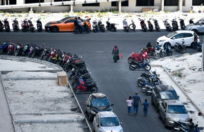 ފޮޓޯ ސްޓޯރީ: ހިޔާ ފްލެޓް ސަރަހއްދު، ޕާކިންގައި ހަމައެއް ލަމައެއް ނެތް!