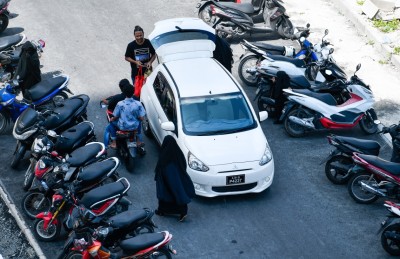 ފޮޓޯ ސްޓޯރީ: ހިޔާ ފްލެޓް ސަރަހއްދު، ޕާކިންގައި ހަމައެއް ލަމައެއް ނެތް!