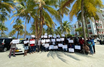 ޓެކްސީ ދަތުރުތައް ހުއްޓާލައި އިހުތިޖާޖު ފަށައިފި