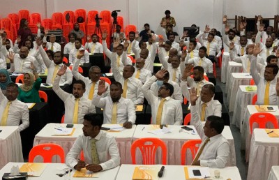 ނަޝީދުގެ ހުތުރު ރައްދެއް ފައްޔާޒާއި ރޮޒެއިނާ އަށް!