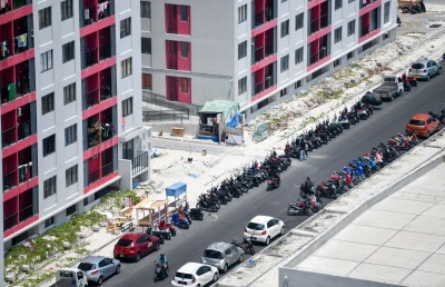 ފޮޓޯ ސްޓޯރީ: ހިޔާ ފްލެޓް ސަރަހއްދު، ޕާކިންގައި ހަމައެއް ލަމައެއް ނެތް!
