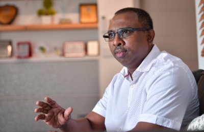 އާޒިމް ވިދާޅުވަނީ "ސައި ތައްޓެއް ވެސް ވެއްދޭނީ ގަވައިދާ އެއްގޮތަށް" ކަމަށް