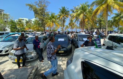 ޓެކްސީ ދަތުރުތައް ހުއްޓާލައި އިހުތިޖާޖު ފަށައިފި