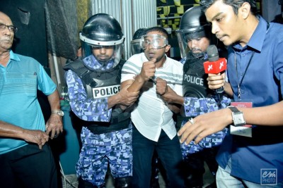 މުޒާހަރާގައި މާސްކު ބެހި މައްސަލާގައި ފުލުހުން މަހުލޫފާ ސުވާލުކޮށްފި