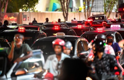 ޑްރައިވަރުންގެ އިހުތިޖާޖާއެކު ހުޅުމާލޭގެ ޓްރެފިކް ހުއްޓި، އެތައް ބަޔަކަށް ބޮޑެތި އުނދަގޫތަކެއް!