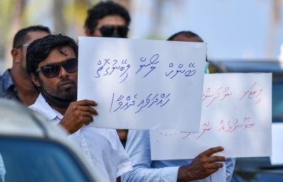 ޓެކްސީތަކުގެ މޮބައިލް އެޕްލިކޭޝަންތައް ޑައުންކޮށް، ސެންޓަރުތައް ބަންދުކޮށްފި