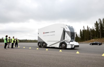 މީހަކާ ނުލައި ދުވާ ޓްރަކް ސްވިޑްންގެ އާންމު މަގުތަކަށް