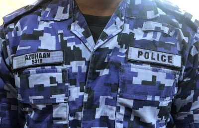 ފުލުހުންގެ ޔުނީފޯމުގައި ސާވިސް ނަންބަރު ޖަހަން ފަށައިފި