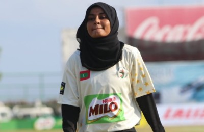 ކްރިކެޓުގައި ފުރަތަމަ ފަހަރަށް އަންހެން އަމްޕަޔަރަކު އިންސާފުކޮށްފި