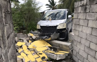 ތިނަދޫގައި އެކްސިޑެންޓެއް ހިނގައި، ގެއެއްގެ ފާރު ވެއްޓިއްޖެ