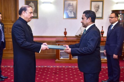 ޕާކިސްތާނު އާ ސަފީރު، ރައީސަށް ފަތްކޮޅު އަރުވައިފި