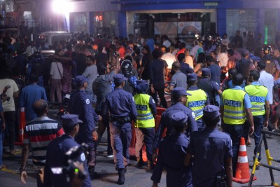 މުޒާހަރާއަށް އާންމުން ނުކުނަން ގޮވާ އިރު ބޮޑުން ފިލައި؟!