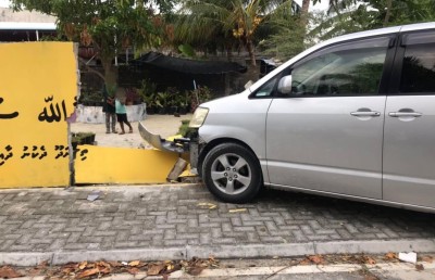 ތިނަދޫގައި އެކްސިޑެންޓެއް ހިނގައި، ގެއެއްގެ ފާރު ވެއްޓިއްޖެ