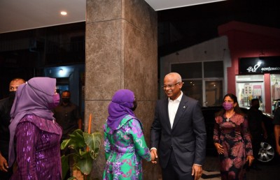 ފަސްޓް ލޭޑީގެ އަމިއްލަ ދިރިއުޅުމުގެ މިސާލުތަކުން އަންހެނެއްގެ ބުރަ ޒިންމާތައް!