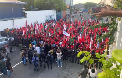 އިދިކޮޅު މުޒާހަރާ އިން 16 މީހުން ހައްޔަރުކޮށްފި