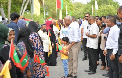 ރައީސްގެ ދެކަނބަލުންނަށް އައްޑޫން ހޫނު މަރުހަބާއެއް