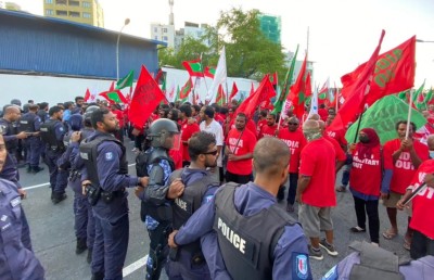 އިދިކޮޅު މުޒާހަރާ އިން 16 މީހުން ހައްޔަރުކޮށްފި