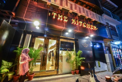 ކެފޭ ރެސްޓޯރަންޓް މެންދަމު އެކަކަށް، ޕެޓްރޯލް ޝެޑްތައް 12 ޖަހާއިރު ބަންދުކުރަން ނިންމައިފި