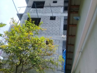 މަޑިފުށީގައި ހަތަރު ބުރީގެ އިމާރާތަކުން ވެއްޓި މީހެއްގެ ފައި ބިނދިއްޖެ