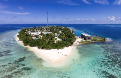 މޫދުގައި އޮތް ޓޫރިސްޓެއްގެ ގައިމައްޗަށް މީހަކު ވެއްޓި ޒަހަމްވެއްޖެ